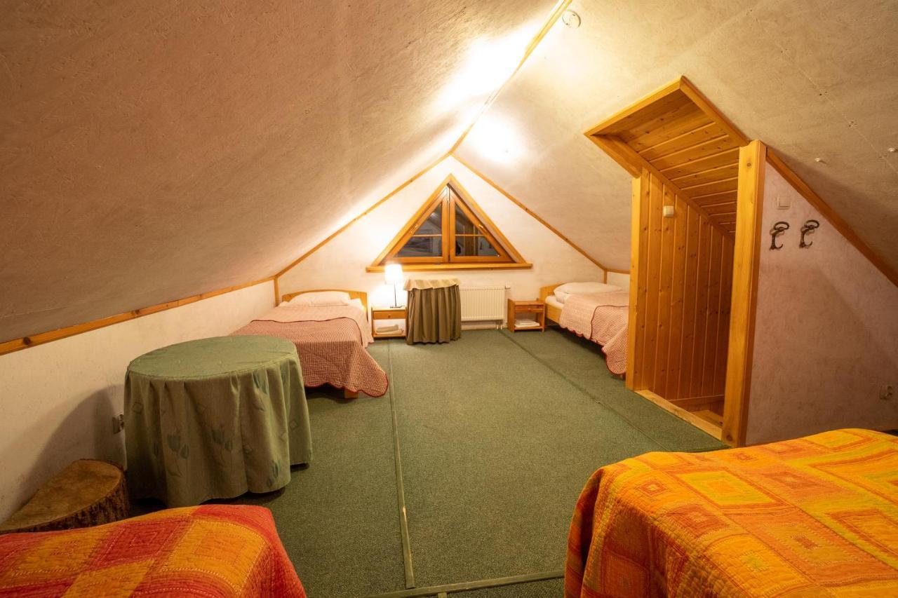 Bed and Breakfast Gosciniec Debowa Gazdowka Ustrzyki Dolne Esterno foto